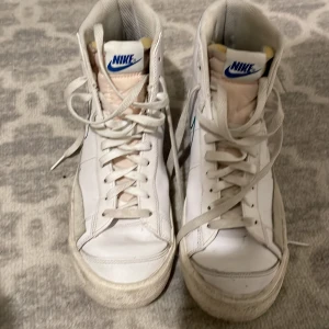 Nike blazer mid ’77 VNTG  - Har änvänt den mindre än 10 gånger Köpte den från zalando Skicka 8/10 