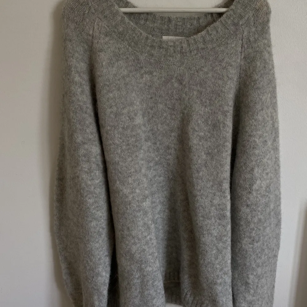 Grå oversized stickad tröja från LeGer. Är i storlek M men är ganska stor i storleken. Snygg till kjol och höga boots nu i höst! Nypris 825 kr. Säljer för 550 kr exklusive frakten som tillkommer.. Neuletakit & Villapaidat.
