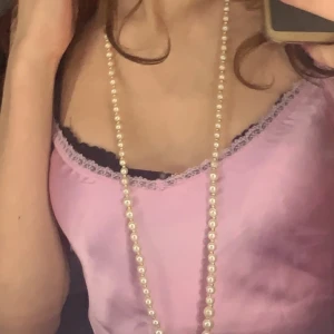 Pärl halsband  - Ett pärlband från en second hand butik. Bra skick och bekväm. Har aldrig använt den.