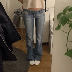 lågmidjade jeans  - så så snygga! tyvärr försmå för mig. de har en litet slitning på baksidan som visas på sista bilden. Jag är 170 och innerbenslängden är 83. Midjemåttet är 36