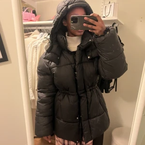 Vinterjacka  - Jätte söt och varm vinterjacka som är indragbar i midjan, har använt då och då men inga tecken på användning alls. Storlek s . Kan fraktas eller mötas upp i Göteborgs området 