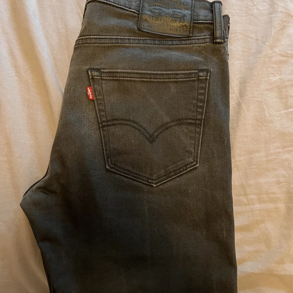 Snygga Levis Jeans i svart/grå färg. Storlek 30-30. Finns mer grejer i profil så in o ta en kik 🧿💙💙. Jeans & Byxor.