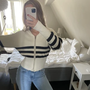 Tjocktröja  - Säljer denna superfina tjocktröjan från Zara i storlek s😍Finns inte att köpa längre❤️‍🩹