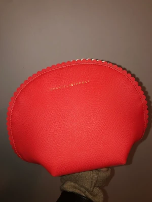 Coral färgad sminkväska (helt ny) - Ny och oanvänd coral färgad smink väska/ nescessär från Emanuela Biffoli och köpt i Italien. För frakt läs min bio.