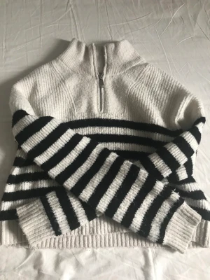 Stickad tröja - Stickad tröja! Från kapphal i mycket bra skick❤️