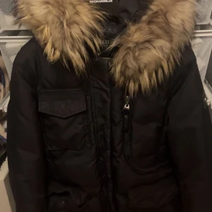 Hollies jacka  - Hej, säljer min fina hollies jacka i storlek 36. De ända difekterna som finns är på drag kedjan men går att stänga helt perfekt ändå. Kom gärna med prisförslag, jackan har äkta päls och kontakta gärna för fler bilder eller frågor 🤍