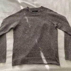 Säljer denna stickade tröja från Vero Moda i storlek xs men passar även S. Tröjan är helt ny och är endast testad. 