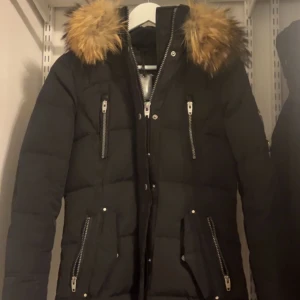 Lång rock and blue jacka  - Hej, säljer min Rock and blue jacka med päls i luvan. En jacka som är jätte fin och nästan helt ny, den är äkta och köpt för 5200. Kontakta mig gärna för flera bilder🤍priset kan också diskuteras vid en snabbaffär 