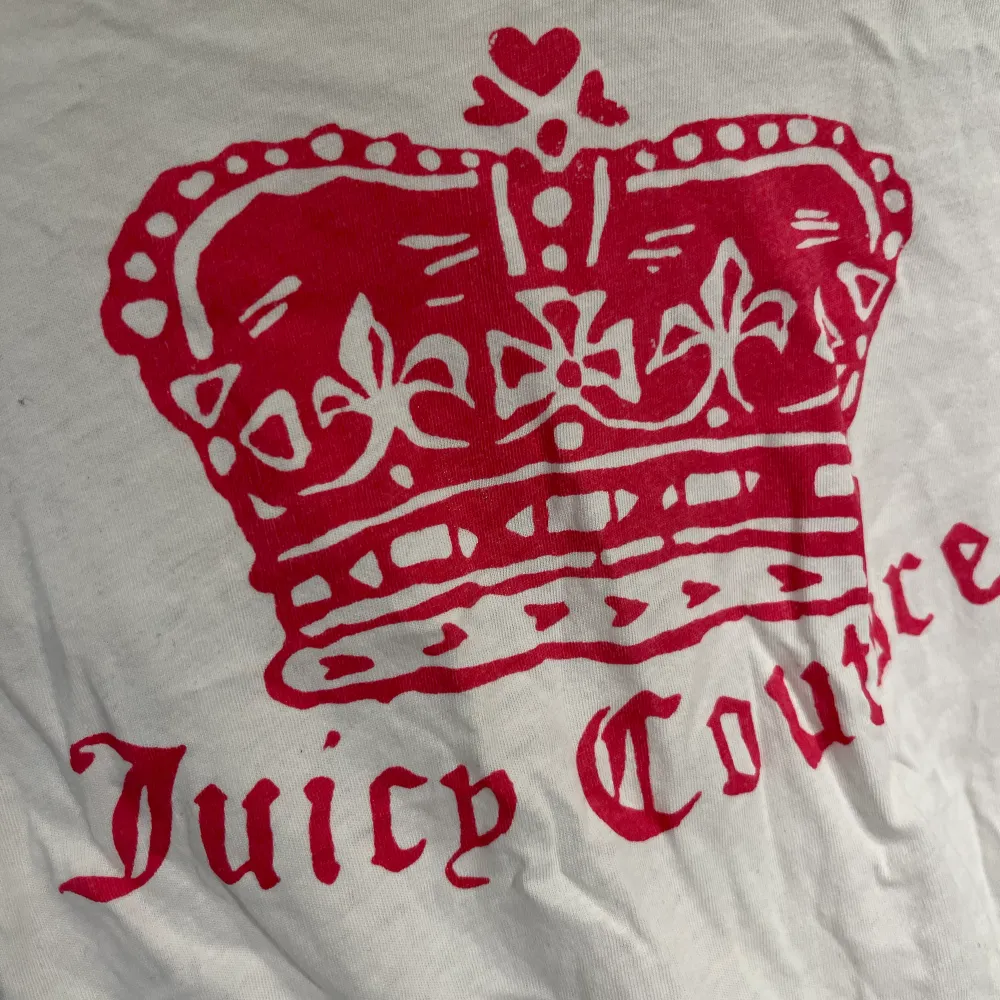 RESERVERAD!!  Säljer denna suuupergulliga och superunika t-shirten från juicy couture! Hör av dig för fler bilder🥰. T-shirts.