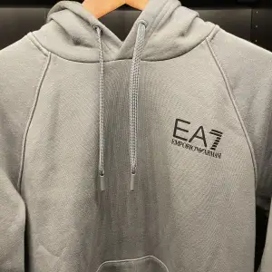 EA7 emporio armani tröja med text på höger arm. Den är äkta men om du vill kolla själv är det bara att skana QR Koden. Storlek M men för dig som bär S skulle passa dig bätre. Pris kan diskuteras 