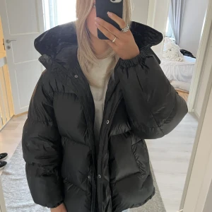Pufferjacka - dunjacka som är jättevarm och skön! Köpt från H&M är och är från deras premium selection så köpte den för 1300kr. Den är knappt använd och super bra skick!! Luvan går att ta av. Säljer vid ett rimligt pris och köparen står för frakten💓💓