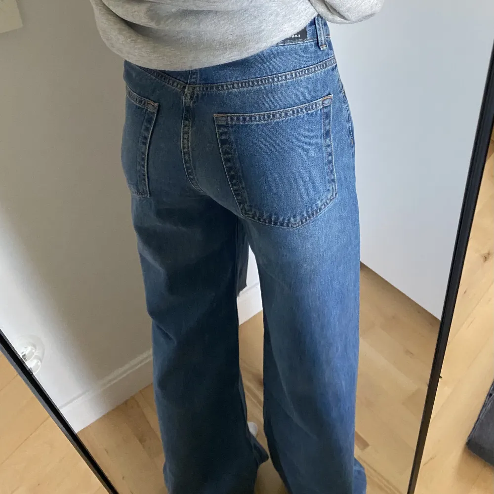Helt nya jeans med lappen kvar. Aldrig använt då det inte riktigt va min stil. Strl 36. Säljer för 200kr+ eventuell frakt. Kan hämtas o Karlstad. Jeans & Byxor.