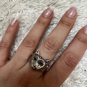 Katt, ring strl 8, helt ny - Katt ring i material zink  Storlek 8  