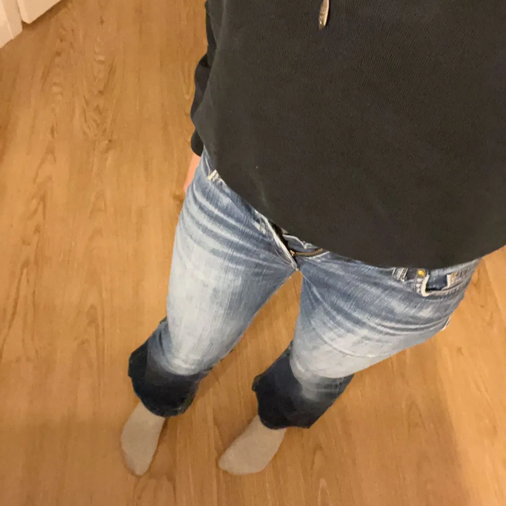 Super snygga bootcut jeans som tyvärr inte passar mig! Är 162cm. Pris kan diskuteras vid snabb affär!❤️Obs! De är lite slitna längst ner vid benen. . Jeans & Byxor.