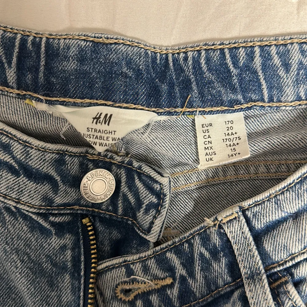 Säljer dessa coola jeans från hm i storlek 170, vilket motsvarar en xs. De är för små för mig och kommer därav inte till användning. De är även slutsålda. Använda max tre gånger, alltså i nyskick. Skicka för fler bilder. De är mid/low rise . Jeans & Byxor.