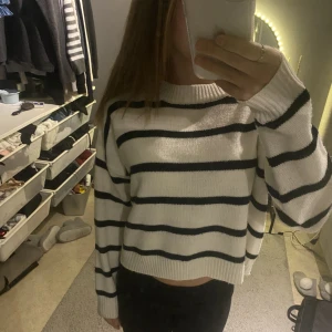 Stickad tröja - Ännu en stickad tröja från shein! Väldigt mjuk inte stickig alls! Priset kan  diskuteras!🤍