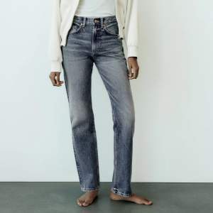 Raka jeans med hög midja från Zara. I nyskick. 100% bomull.
