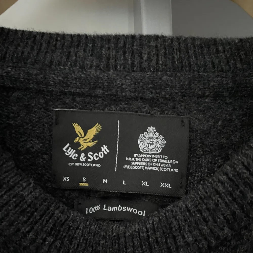 Äkta Lyle scott stickad sweatshirt  Skick 9/10  Storlek: s  . Tröjor & Koftor.