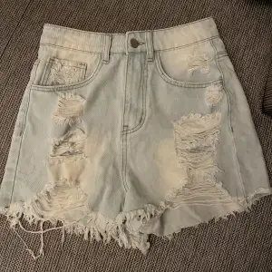 Säljer dessa fina högmidjade jeansshorts