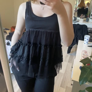 Topp med tylldetalj - Topp/linne med fina detaljer av tyll