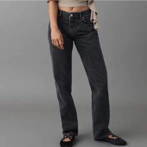 low waist straight jeans från gina! Är inte direkt så använda! Kontakta för frågor🤍 Nypris 500!!!