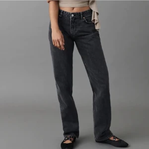 low waist jeans - low waist straight jeans från gina! Är inte direkt så använda! Kontakta för frågor🤍 Nypris 500!!!