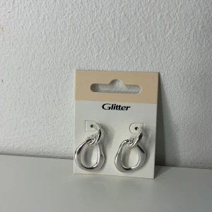 Örhängen från Glitter - Ett par jättefina örähängen från glitter. Aldrig använt. Orginalpris 130kr💕