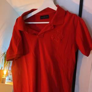 Tja! Säljer en riktigt fet röd henri Piké tröja som är fräsch nu till sommaren☀️🌊 Skick 10/10 Ny pris - 1100kr Vårat pris- 350kr Skicka meddelande vid frågor! 💫
