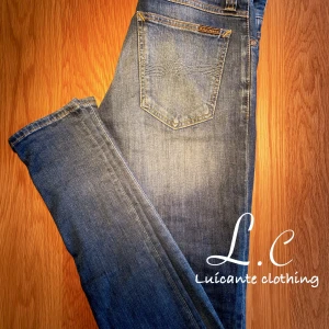 Nudie jeans Long John  - Jeans från Nudie Jeans | Storlek 31/32 - Skicket på jeansen är mycket bra, utan några defekter - Pris: 400kr Nypris: 1,599kr - Modellen på bilden är 176cm & väger 64kg men bär oftast 29/32 | Vi rekommenderar att jeansen passar bättre på någon längre :) 