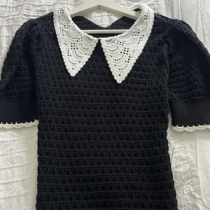 Stickad tröja - En svart classy stickad tröja som aldrig används. Tröjan är från ZARA och har ett jätte skönt material! Kan användas både uppklätt och mer vardagligt.