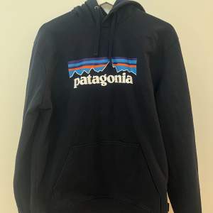 Mörkblå patagonia hoodie. Strl M.  Väldigt bra skick! 