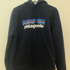Patagonia hoodie - Mörkblå patagonia hoodie. Strl M.  Väldigt bra skick! 