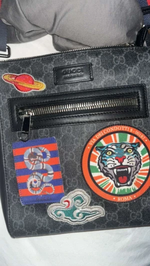 En Gucci Axel väska - En bekväm Axel väska för 10000kr men säljer den för 3500kr. Den har mycket utrymme med 2 stora fak och en lite mindre.