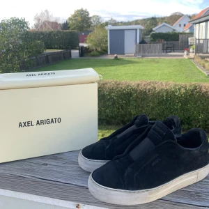Axel Arigato skor  - Säljer ett par Axel Arigato laceless 360. Använt skick, Storlek 45. Finns små defekter men inget man tänker på. Box och dustbag medföljer. Hör av er om ni har några frågor. Pris kan diskuteras vid snabb affär!