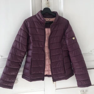 Jacka - Jättefin mörklila ish vinröd Lättviktsjacka, storlek M🧡 nypris: 1300kr säljer för 150kr i bra skick