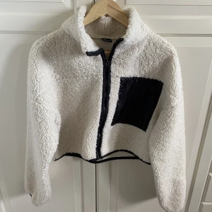 Teddyjacka GinaTricot  - Säljer min teddyjacka från GinaTricot. Bra skick, sällan använd! Storlek S. Mitt pris: 100kr! Skriv om du har någon fråga eller vill ha fler bilder! 💓