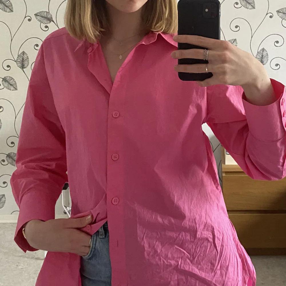 En rosa bomullsskjorta som är lite längre baktill! 🩷Använd få gånger och i mycket bra skick!. Skjortor.