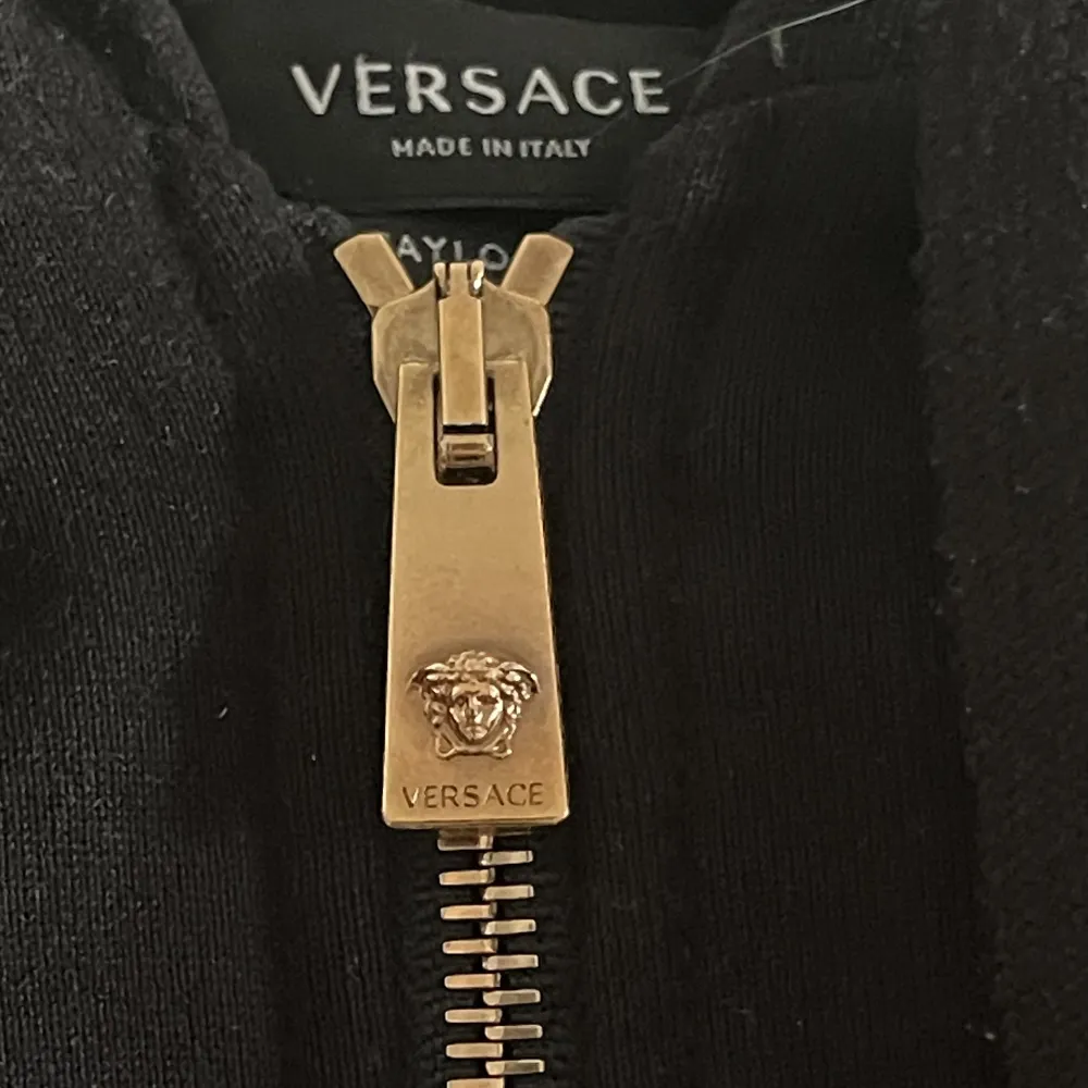 Säljer nu min Versace zip hoodie. Köpt på nk herr i Stockholm för 3,800kr. Den är extremt skön och extremt nice passform.  . Hoodies.