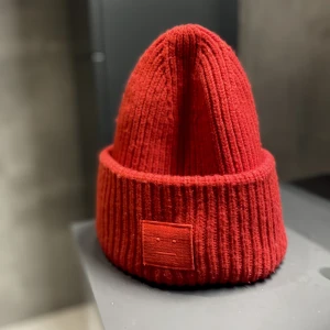 Acne Mössa - Fin Acne mössa<3 Säljer då jag har för många mössor!!