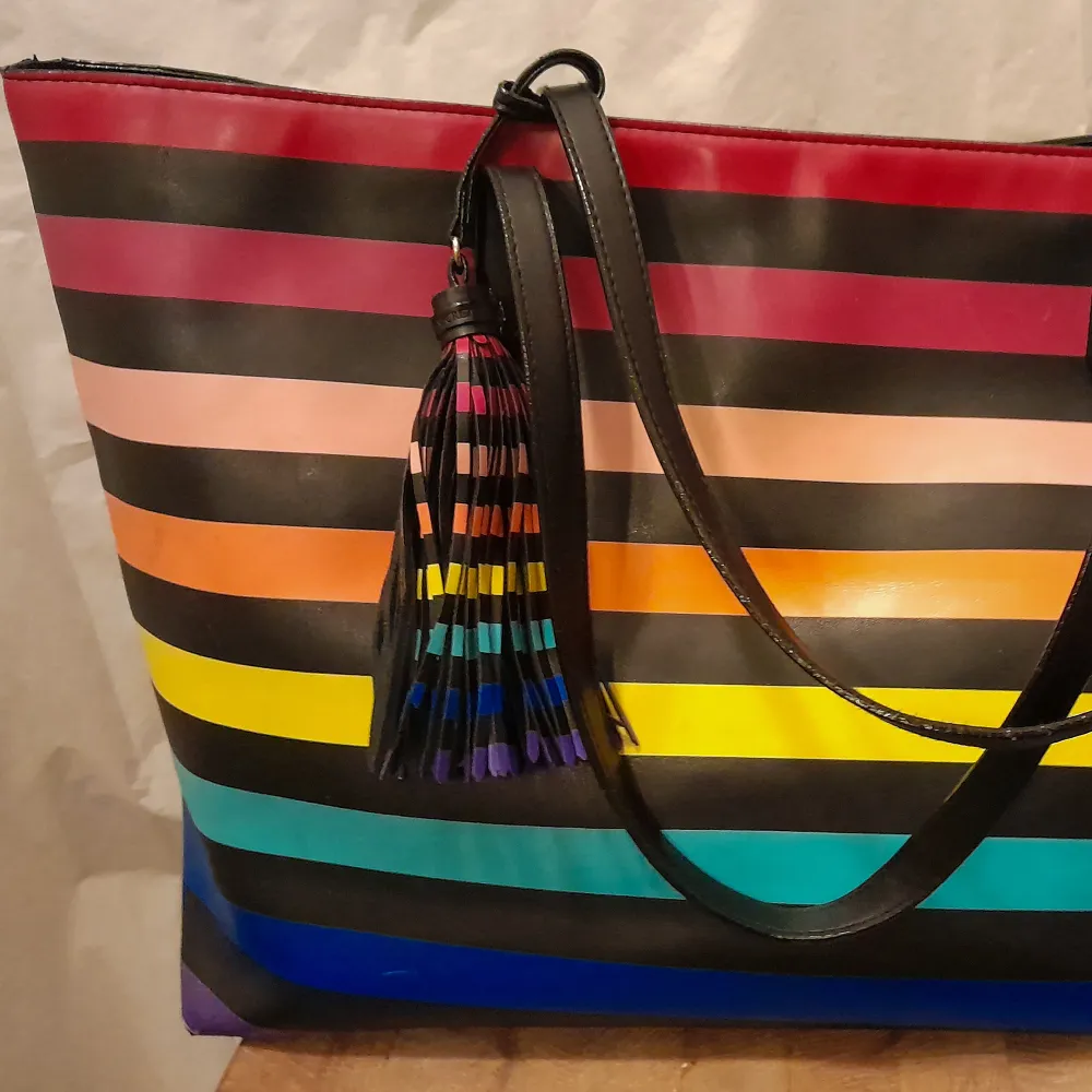 Görsnyg färgglad handväska från VS. Sparsamt använd. Väskor.