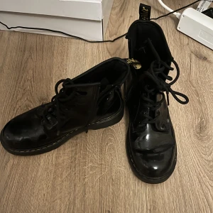 Dr martens kängor  - Jag säljer nu mina dr martens kängor då dem ej kommer till användning, dem är köpta på zalando och är i väldigt bra skick! 