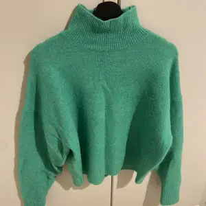 Jag säljer denna super fina gröna stickade tröjan från zara, storlek S💕Använd ett fåtal gånger💕