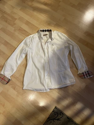 Burberry Skjorta - Tjena, köpte nyss denna Burberry skjorta av en från Plick, men tyvärr passade ej M mig.