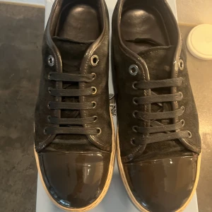 Lanvin skor  - Säljer nu ett par lanvin skor i storleken uk7 vilket ungefär motsvarar 42. Skorna är i bra skick och box följer med