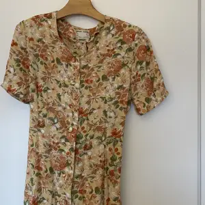 Vintage-klänning med blommor! Så vacker och perfekt till sommaren🤍 fint skick! Bara att klicka på köp nu!