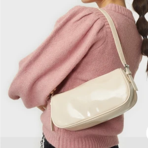 Beige väska - Säljer min beiga väska som knappt är använd🤍super snygg och lagom storlek för att rymma det du behöver