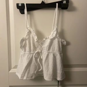 Vitt linne - Ett vitt sommrigt fint linne. Helt nytt, aldrig använt! Säljer för att de inte passar. Pris kan diskuteras. Orginalpris 110kr