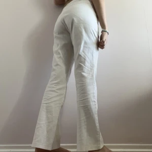 Vita Mexx Byxor - Vita mid-waisted utsvängda byxor från Mexx. Fint skick. Grenhöjd ca 25cm. Innerbenslängd ca 83cm. Midjemått ca 88cm. Jag är S och 175cm lång