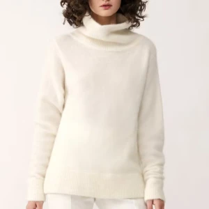 Stickad tröja från Stylein - Säljer en mysig tröja från stylein med bland annat alpackaull. Den är använd men fortfarande i fint skick♥️ Nypris ligger på närmre 3000 kr sp inga skambud tack 🫶🏽🫶🏽 