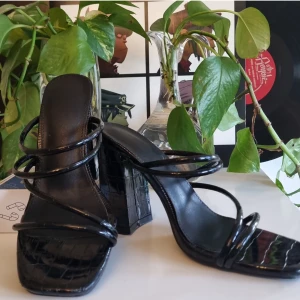 Fina klackar - Super fina klackar med band, har nästan aldrig använts. Finns inga defekter på skorna. Lite tär på undersidan bara:) Buda gärna